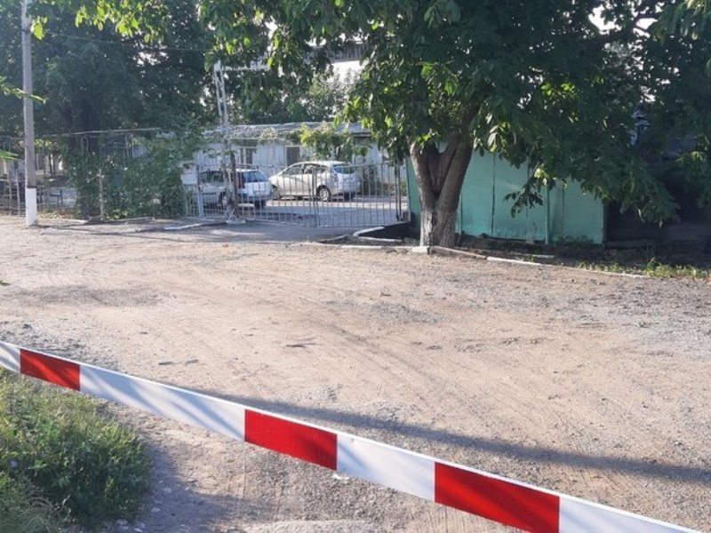 Криминалисти обследват местопрестъплението в ботевградското село Новачене. Намерени са буквално частици, които
