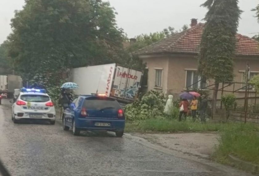 Тир се вряза в къща в село Баница