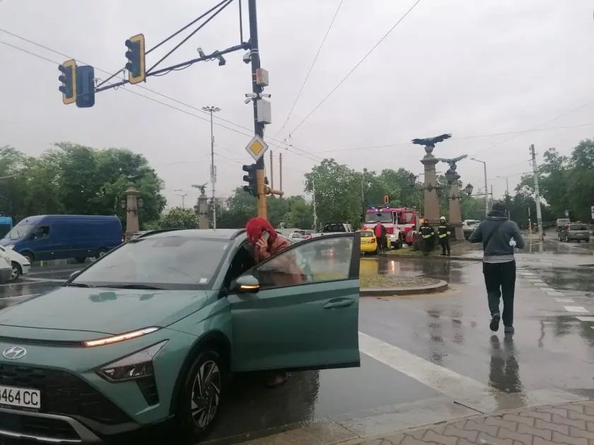 Катастрофа затруднява движението на Орлов мост. Образувало се е задръстване