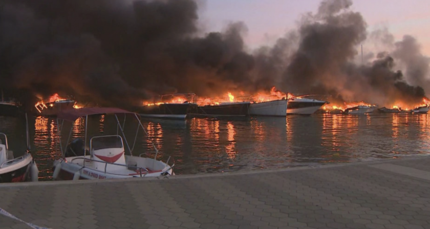 Тридесет яхти са изгорели в голям пожар, който избухна през