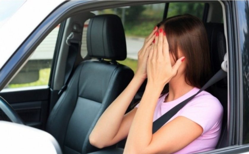 19-годишна шофьорка от Ловеч хвърли колата си в крайпътно дере