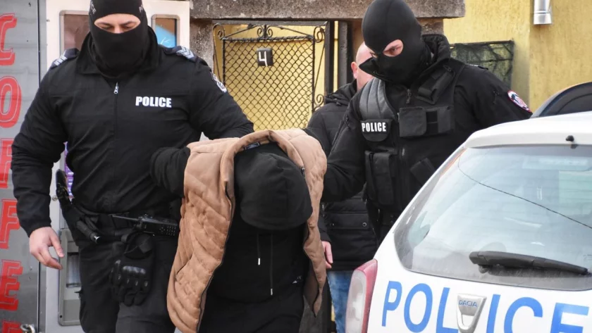 Полицията във Варна задържа четирима измамници, представя ли се за