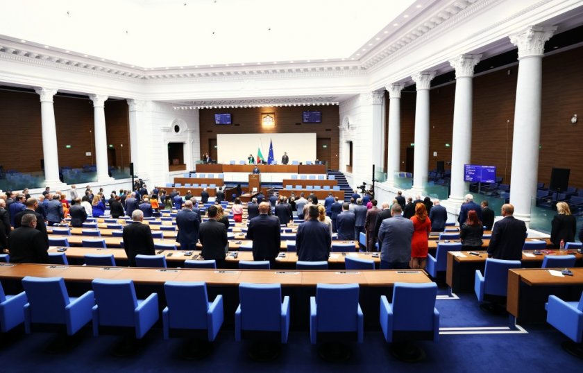 Парламентът ще заседава извънредно във вторник
