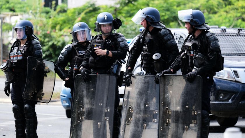 Париж обяви извънредно положение в Нова Каледония заради насилието, обхванало