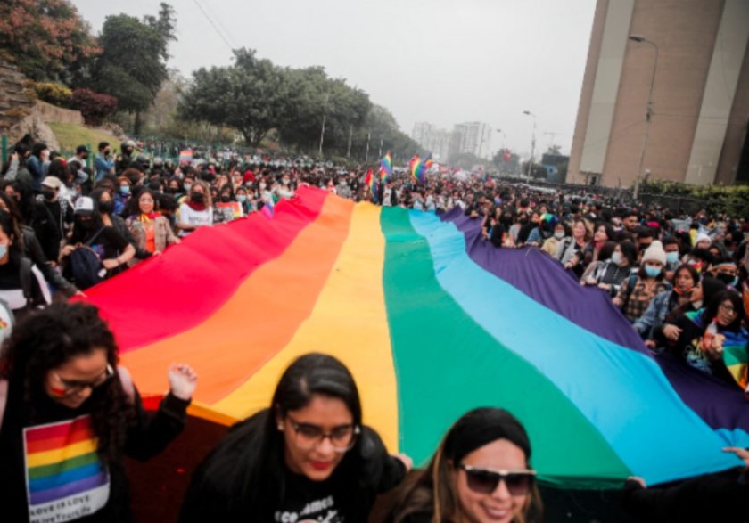Над 200 представители на ЛГБТ общността в Перу протестираха пред