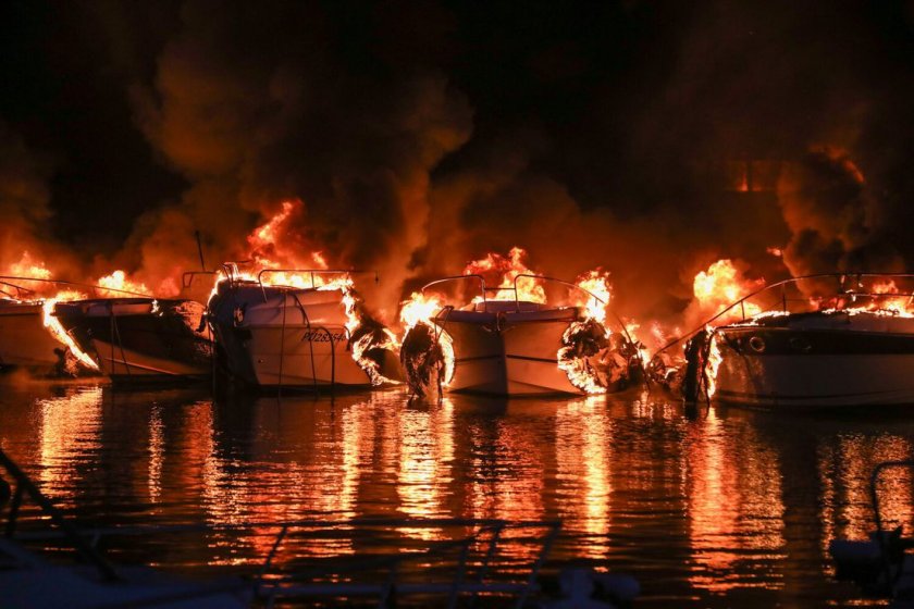 Тридесет яхти, моторници и туристически корабчета изгоряха в голям пожар, който