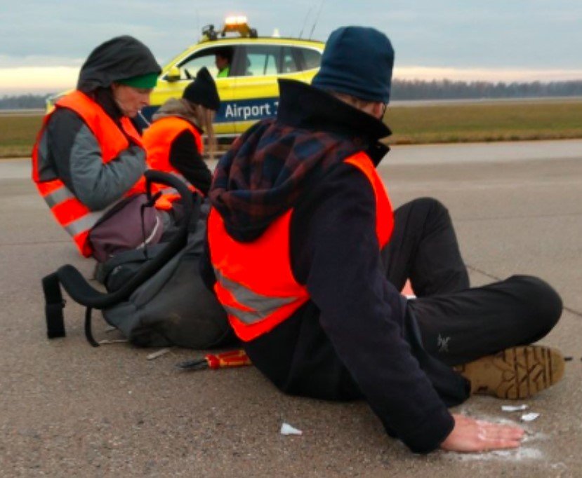 Климатични активисти бяха арестувани по време на акция на пистата