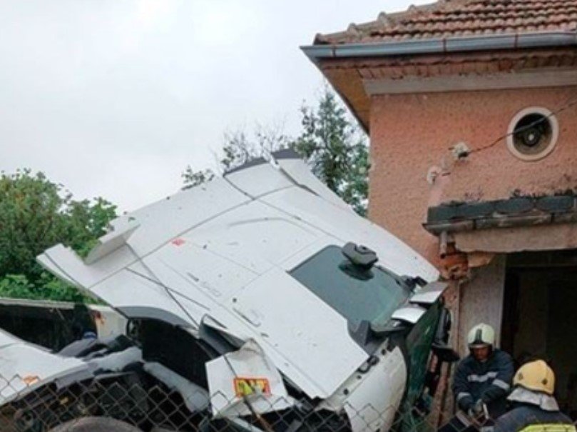 Тир се е врязал в къща в центъра на врачанското