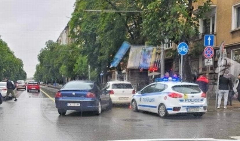 Кола се заби в колчетата на новата велоалея в центъра на София