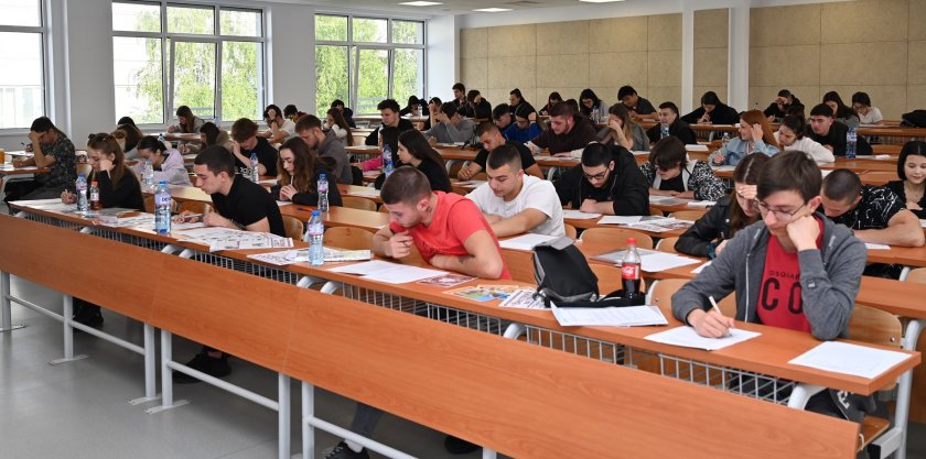 "Приказка за стълбата" на Смирненски ще изпоти зрелостниците днес