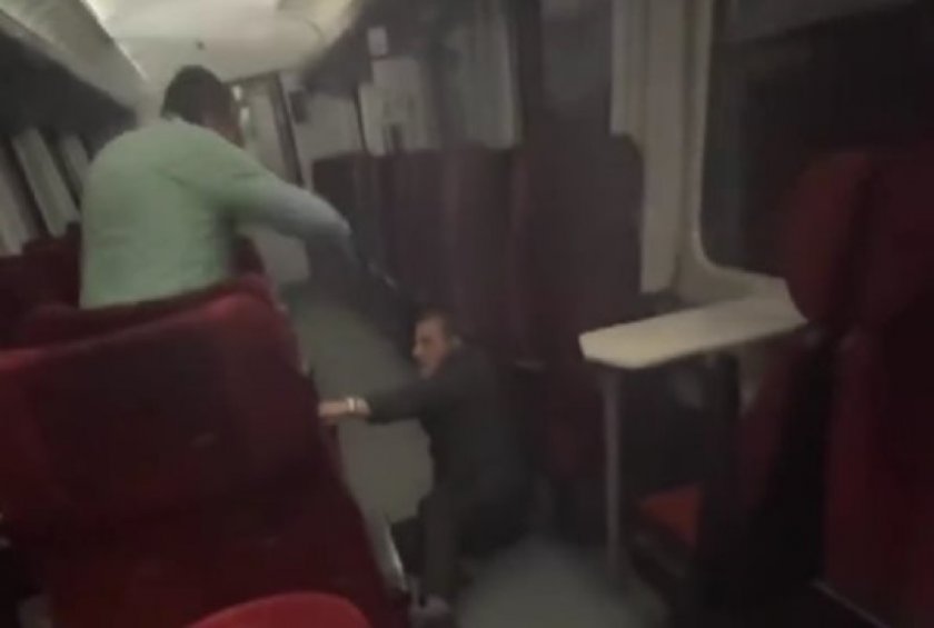 Пътник нападна кондуктор с ритници и псувни в бързия влак