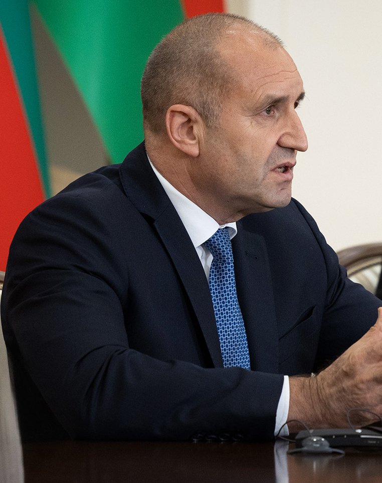 Румен Радев е премахнал прословутата брадавица от лицето си. Той