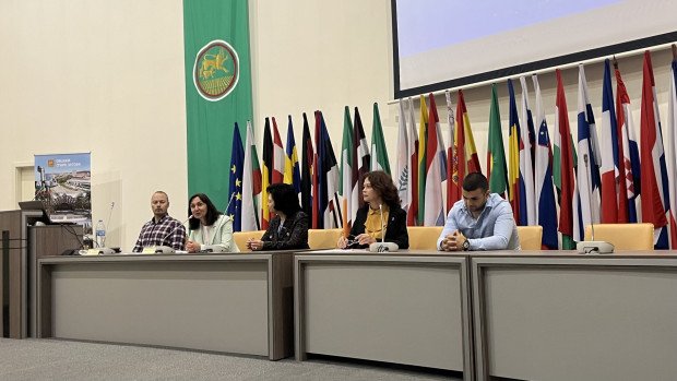 ГДБОП представиха пред старозагорски ученици превенция срещу насилието в интернет. Срещата