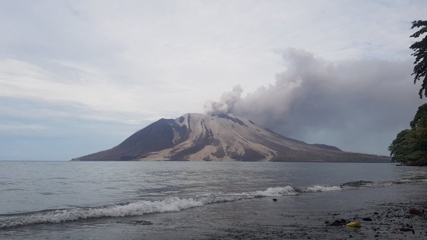 Вулканът Ибу в Индонезия изригна отново