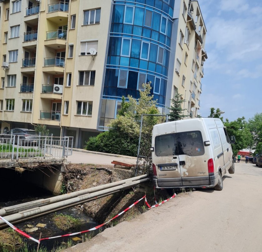 Квартал в София: Пропаднал мост, пропаднал строеж, пропаднал бус
