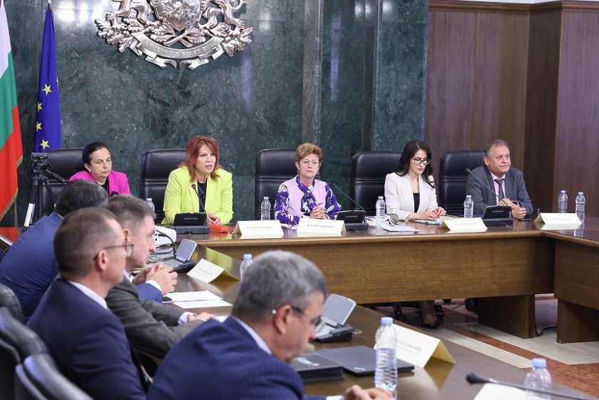 Години наред се поставят едни и същи въпроси, понякога има нещо