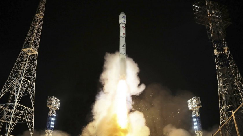 Ракетата с шпионски сателит на Северна Корея се взриви по време на полет