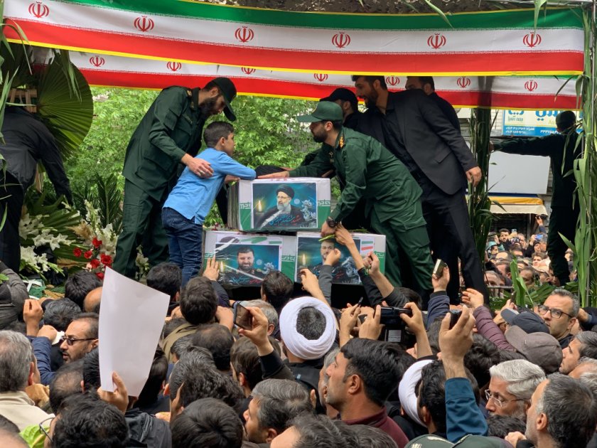 Десетки хиляди иранци отдават почит на загиналия си президент