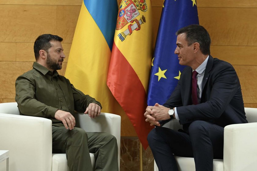 Президентът на Украйна Володимир Зеленски кацна в Испания за разговори с министър-председателя
