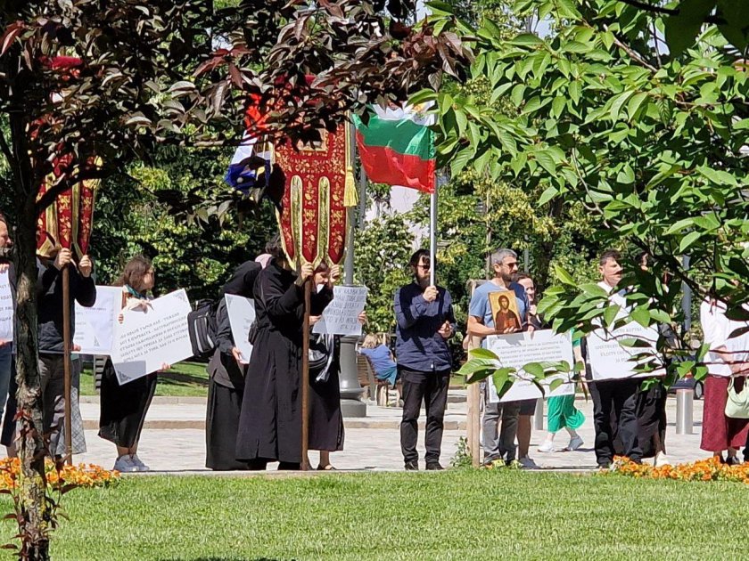 Миряни от Сливенската епархия протестират срещу избора на Сливенски митрополит.