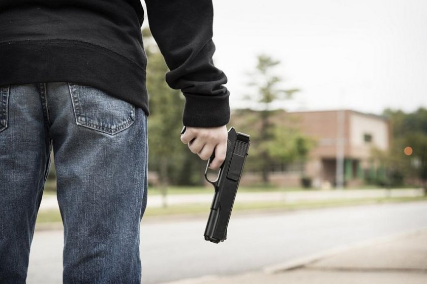 Мъж размаха пистолет от колата си и отправи заплахи пред заведение край Белица