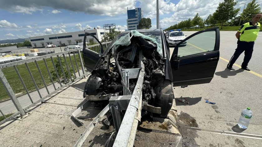 Тежка катастрофа в София, шофьорът е оцелял по чудо (СНИМКИ)