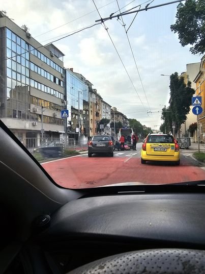 Мотоциклетист помете жена на пешеходна пътека на столичния булевард Васил