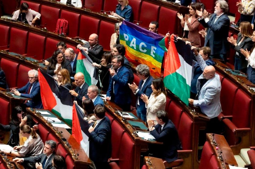 В италианския парламент развяха палестински знамена