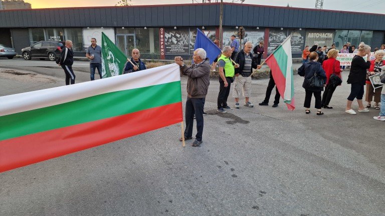 От ранни зори: Жителите на Гълъбово пак на протест заради разбитото трасе