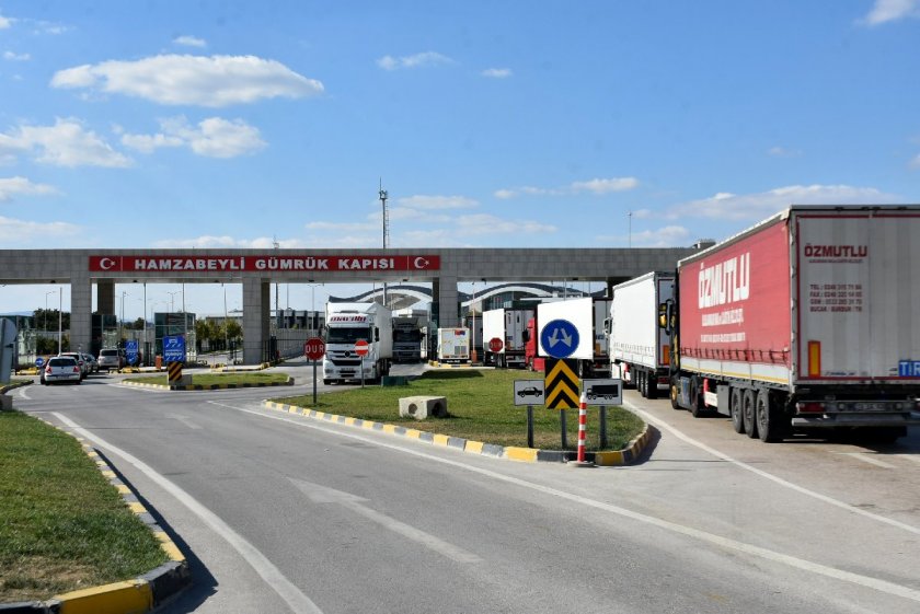 Интензивен е трафикът за тирове на границата с Румъния, Сърбия и Турция