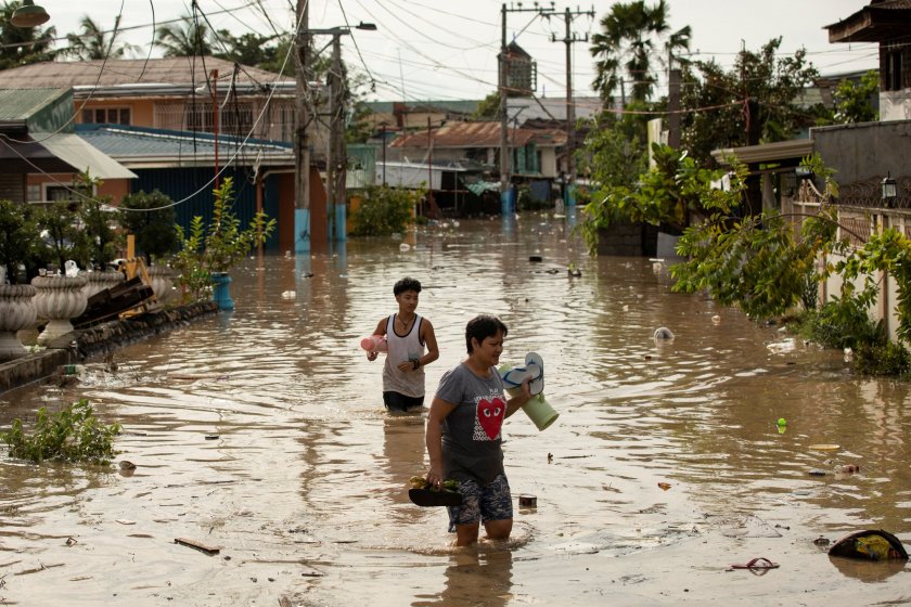 Най-малко седем души загинаха заради наводнения или съборени дървета, след