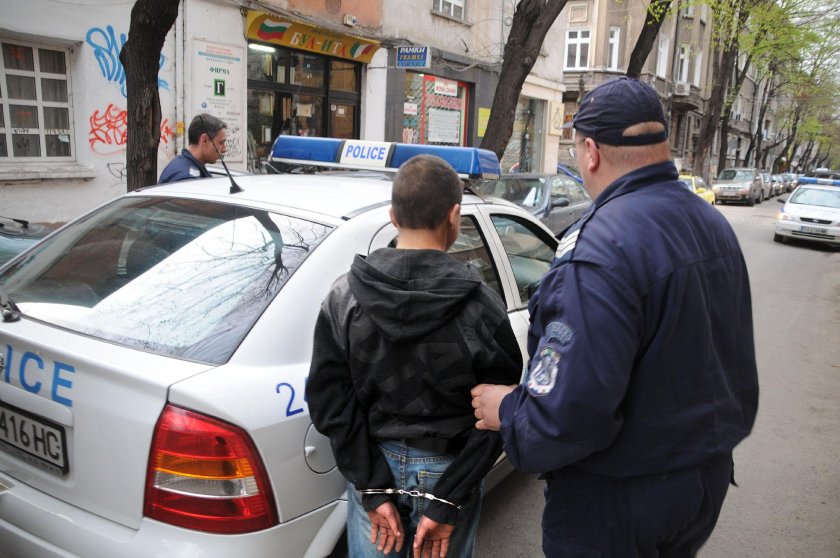 15-годишен хулиган преби младеж в Софийско