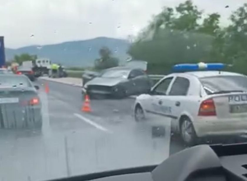 Верижна катастрофа с камион и няколко коли е станала на