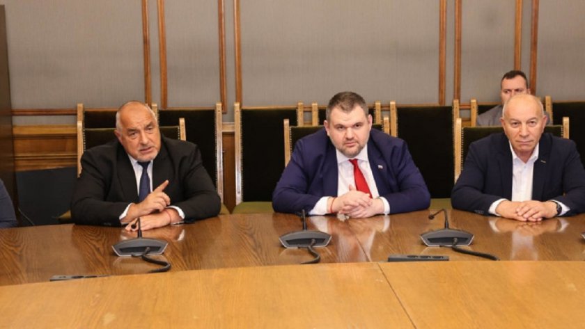 На митинг на ГЕРБ в Хасково звучи Thunderstruck на AC/DC,