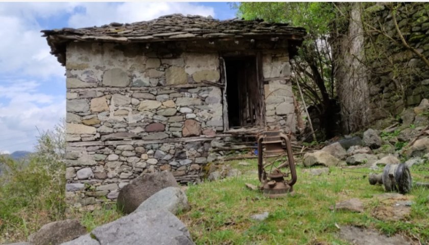 Все по-малко деца се раждат в опустяващите градчета и села.