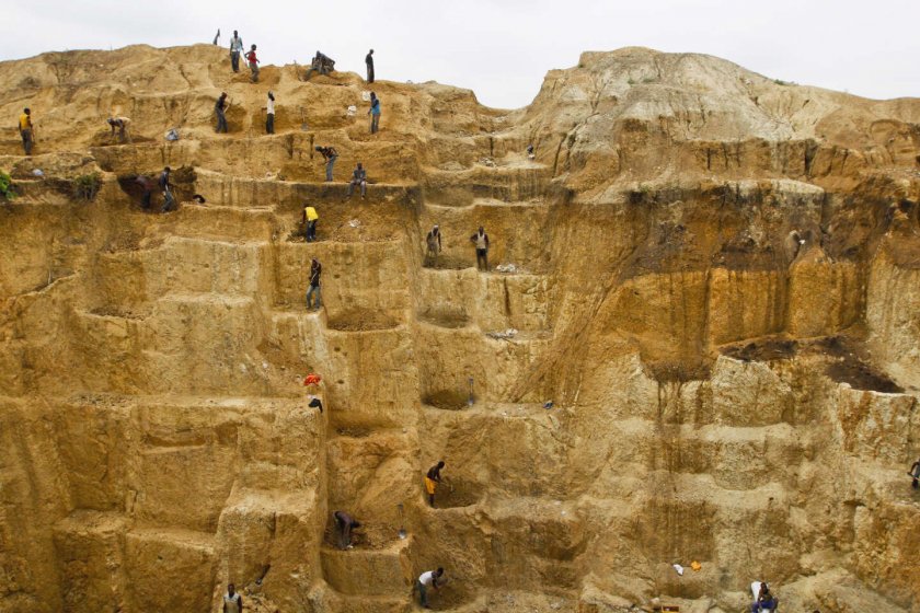 Над 30 миньори са блокирани след срутване на златна мина в Нигерия