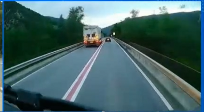 Със 100 км/ч: Опасни маневри на тир в Кресненското дефиле