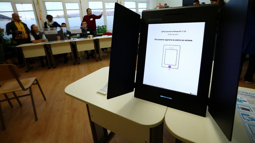 С проблем с една от машините започна изборният ден в
