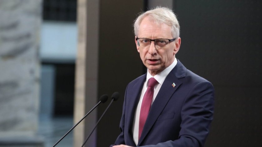 Великият, смел премиер от билбордовете Денков се уплаши и дебатът