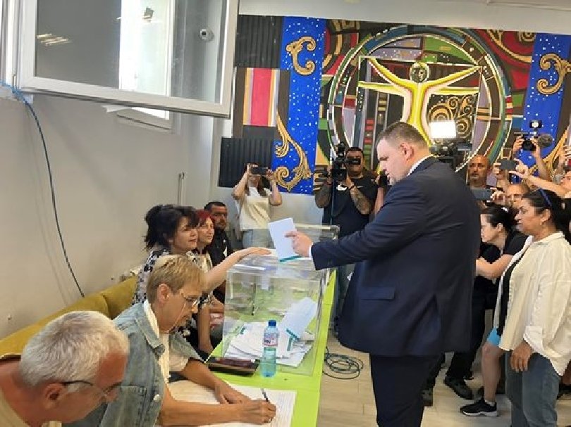 Председателят на ДПС също гласува в Кърджали. Той избра да