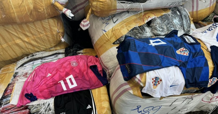 Задържаха над 27 000 стоки "менте" с лога на футболни отбори, които ще участват на Европейското първенство (СНИМКИ)