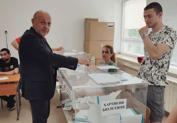 Томислав Дончев: Гласувах с надеждата следващите 4 години да не се налага да се явяваме на избори