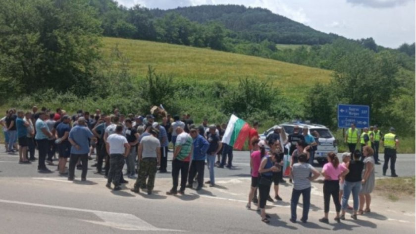 Животновъди блокират Подбалканския път за час