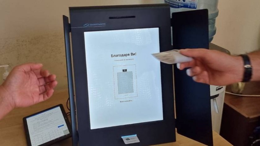 Най-възрастният избирател във Варна гласува с машина