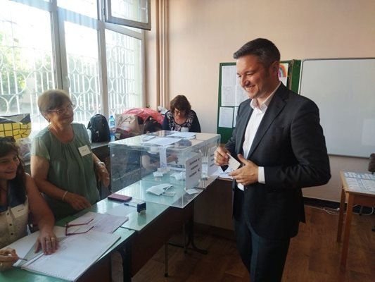 Вигенин: Гласувах за мирна България