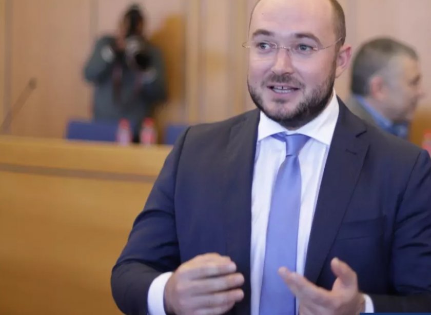 Човек тъкмо да открадне един следобед и да помисли, че