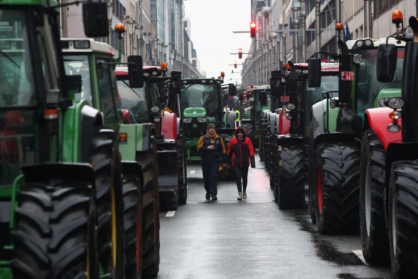 Протестиращи земеделци отново настъпват с трактори към Брюксел