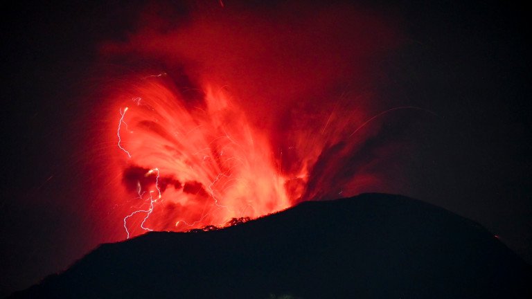Днес Вулканът Ибу в Индонезия изригна отново, като предизвика зрелищна