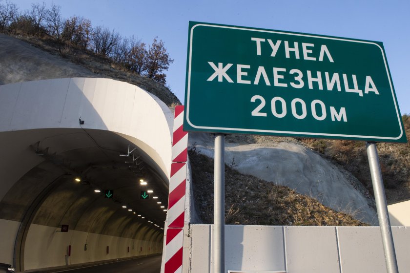 Катастрофа с 3 коли в стария тунел "Железница", ранена е жена