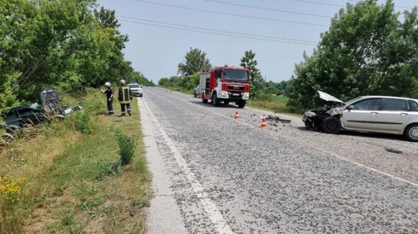 Двама водачи и дете пострадаха при катастрофа (СНИМКА)